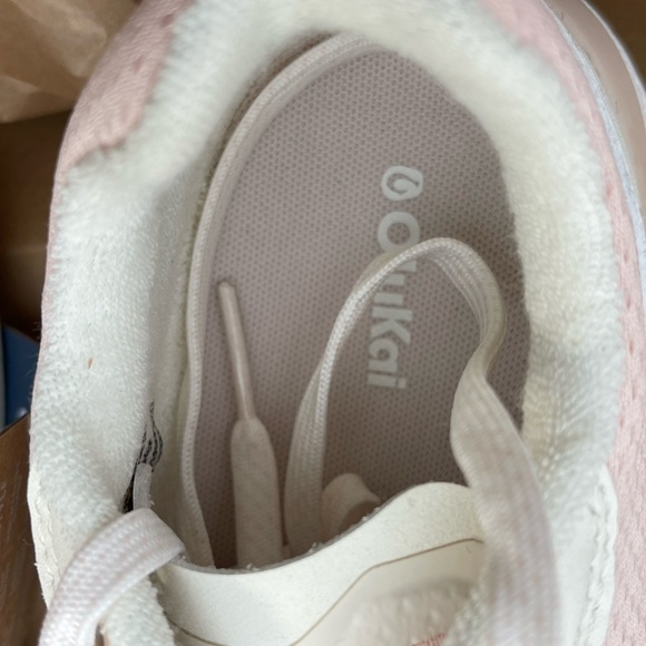 NWT Light Pink Sneakers with Textured Upper and Grippy Sole - Picture 5 of 7